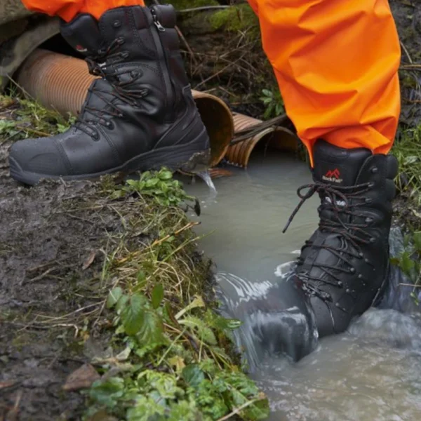 Rock fall RF540 Monzonite Safety Boot S3 in use